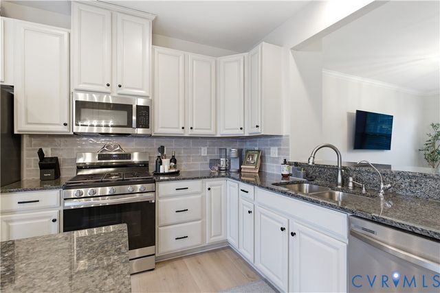 8216 Creekside Bluffs Ln, Mechanicsville, VA 23111