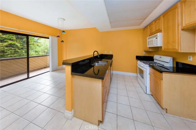 13819 Burbank Boulevard 7, Van Nuys, CA 91401
