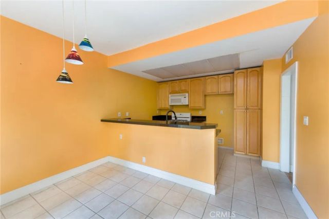 13819 Burbank Boulevard 7, Van Nuys, CA 91401