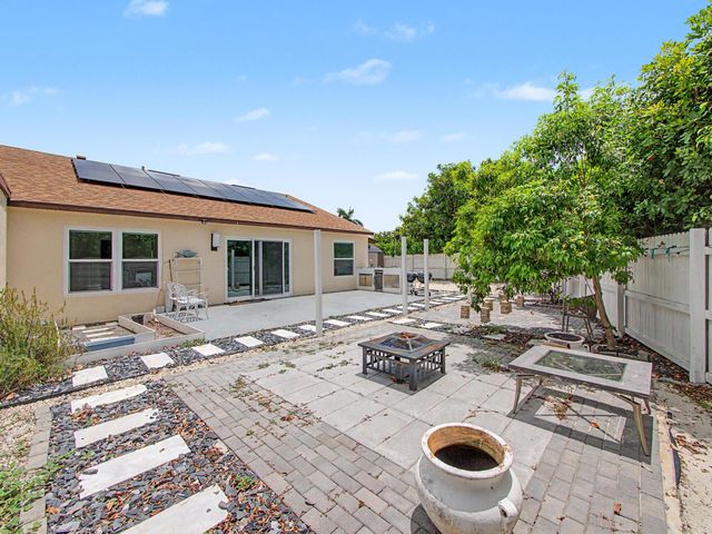 8464 Lake Worth Court, Wellington, FL 33467