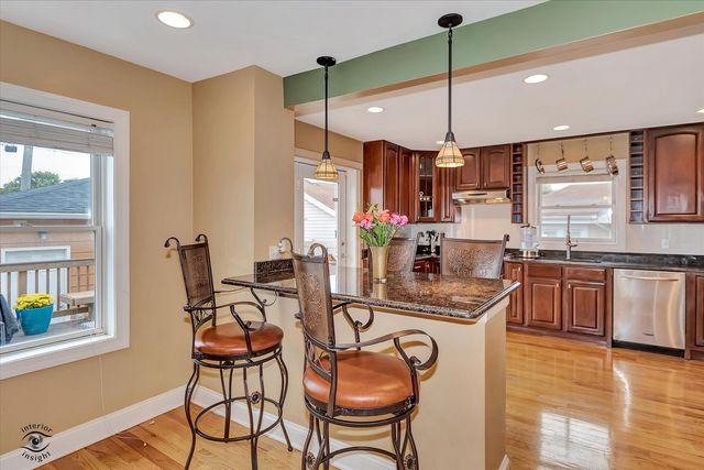 9521 S Sawyer Avenue, Evergreen Park, IL 60805