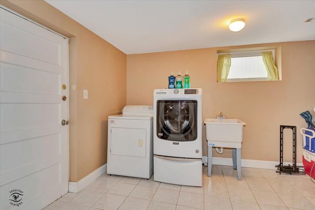 9521 S Sawyer Avenue, Evergreen Park, IL 60805