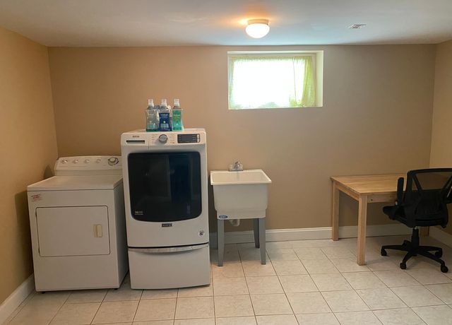 9521 S Sawyer Avenue, Evergreen Park, IL 60805