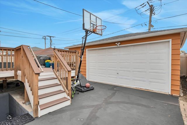 9521 S Sawyer Avenue, Evergreen Park, IL 60805