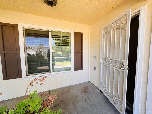5824 E Kaviland Avenue, Fresno, CA 93727