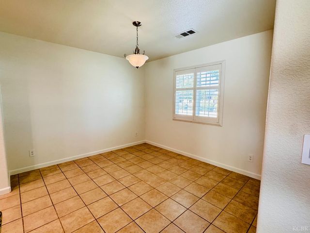 5824 E Kaviland Avenue, Fresno, CA 93727