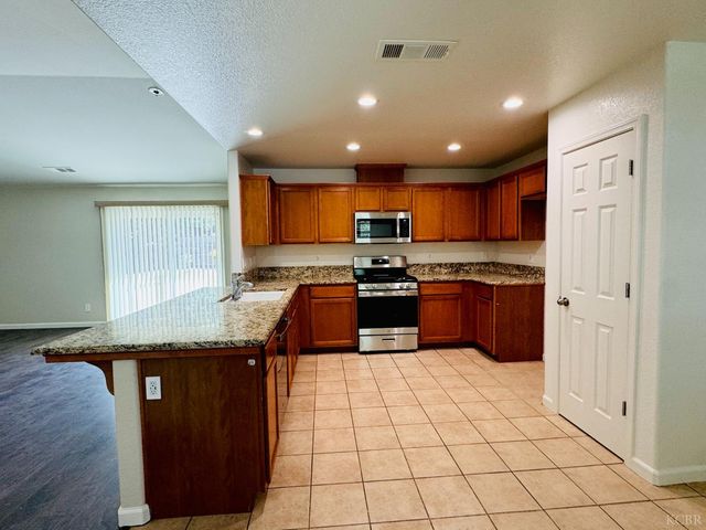 5824 E Kaviland Avenue, Fresno, CA 93727