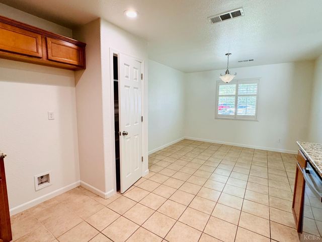 5824 E Kaviland Avenue, Fresno, CA 93727