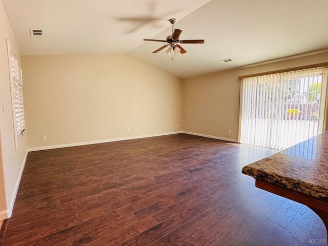 5824 E Kaviland Avenue, Fresno, CA 93727