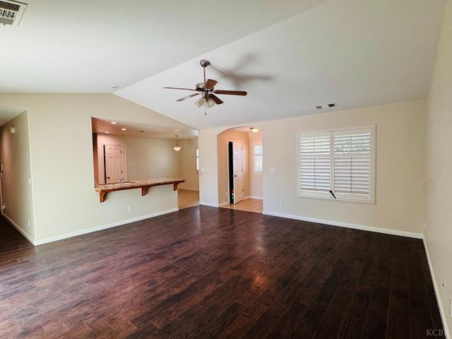 5824 E Kaviland Avenue, Fresno, CA 93727