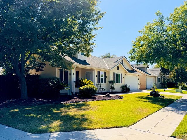 5824 E Kaviland Avenue, Fresno, CA 93727