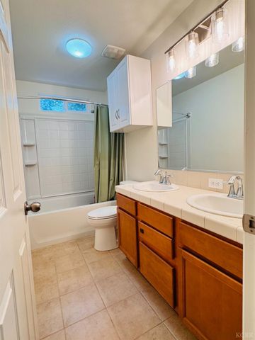 5824 E Kaviland Avenue, Fresno, CA 93727