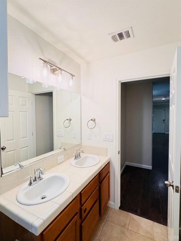 5824 E Kaviland Avenue, Fresno, CA 93727