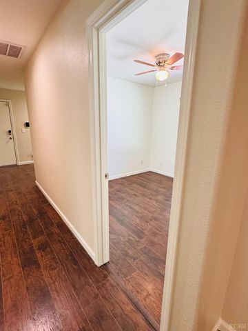 5824 E Kaviland Avenue, Fresno, CA 93727