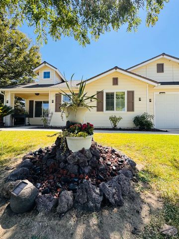 5824 E Kaviland Avenue, Fresno, CA 93727