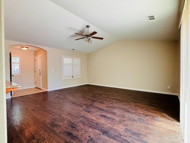 5824 E Kaviland Avenue, Fresno, CA 93727