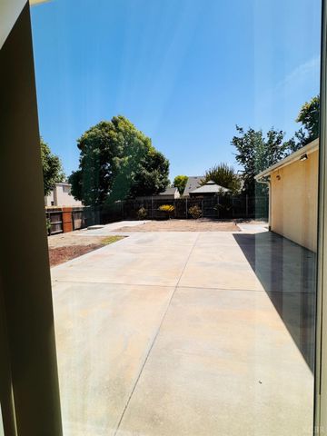 5824 E Kaviland Avenue, Fresno, CA 93727