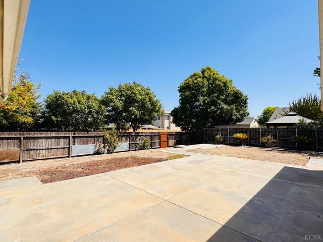5824 E Kaviland Avenue, Fresno, CA 93727
