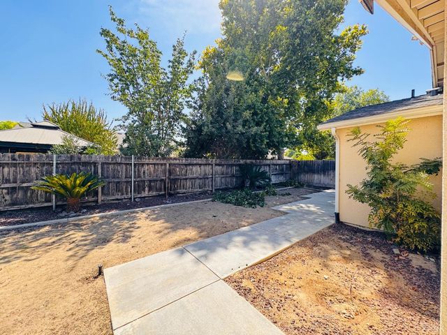 5824 E Kaviland Avenue, Fresno, CA 93727