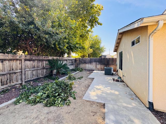 5824 E Kaviland Avenue, Fresno, CA 93727