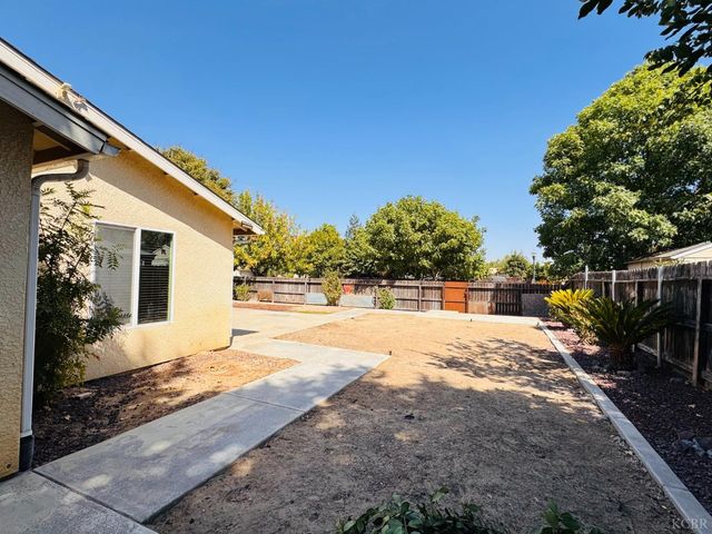 5824 E Kaviland Avenue, Fresno, CA 93727