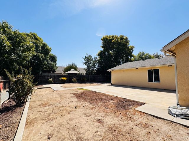 5824 E Kaviland Avenue, Fresno, CA 93727