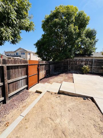 5824 E Kaviland Avenue, Fresno, CA 93727