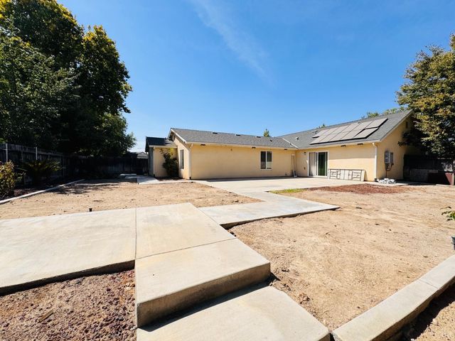 5824 E Kaviland Avenue, Fresno, CA 93727