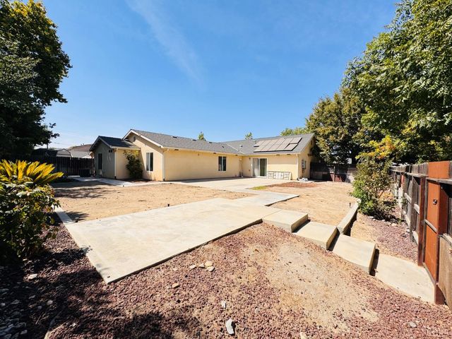 5824 E Kaviland Avenue, Fresno, CA 93727