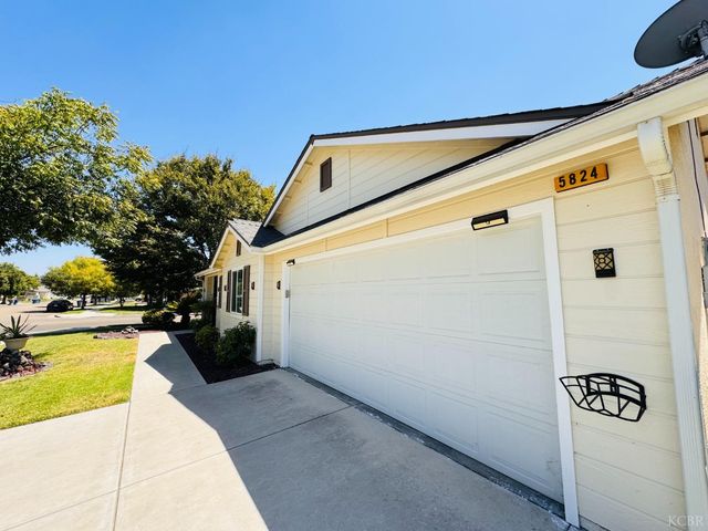 5824 E Kaviland Avenue, Fresno, CA 93727