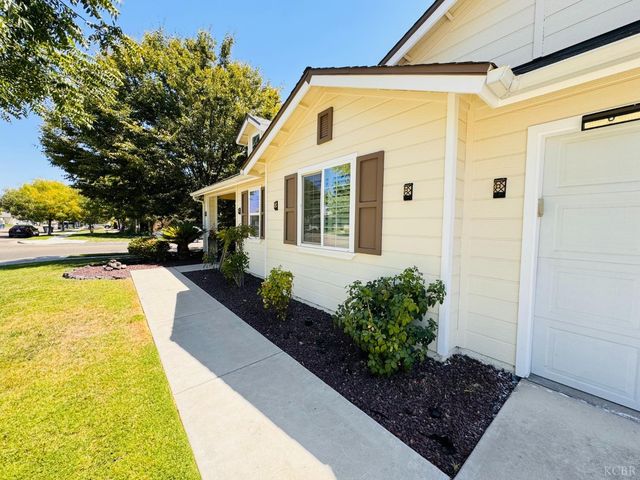 5824 E Kaviland Avenue, Fresno, CA 93727