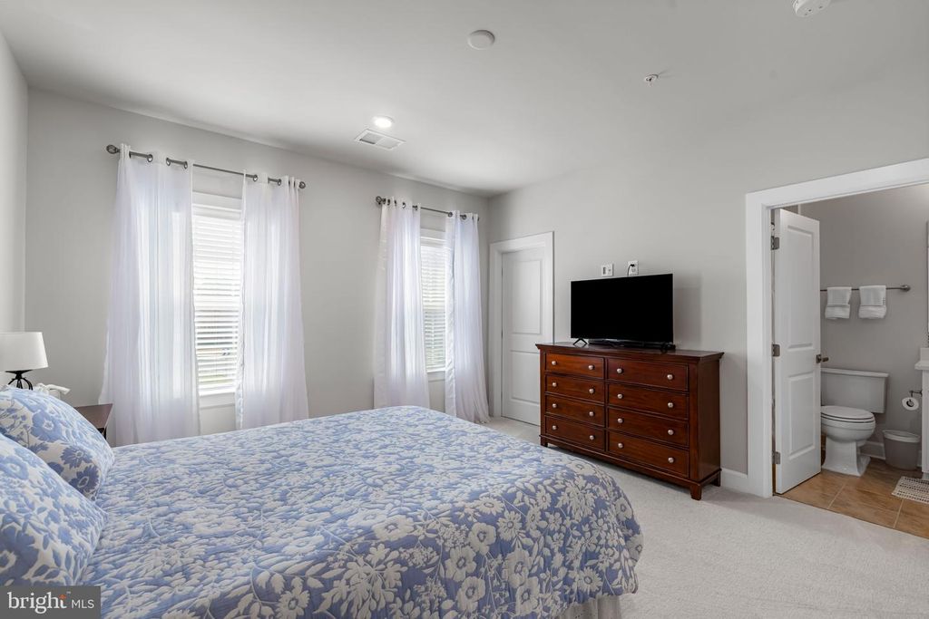 Image 35 of property listing at 15503 TWIN RIVER CIR, Bowie, MD 20716