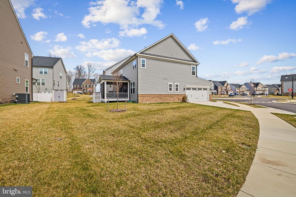 Image 61 of property listing at 15503 TWIN RIVER CIR, Bowie, MD 20716