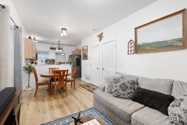 809 4th Ave NW, Minot, ND 58703