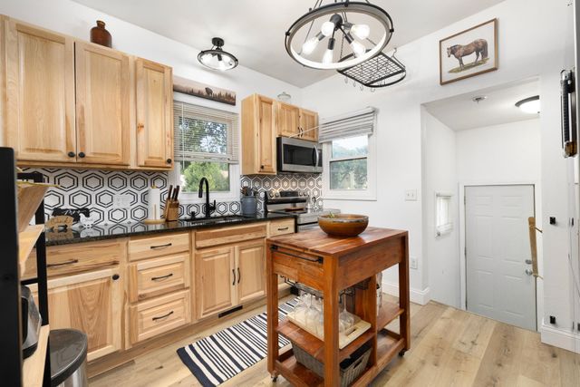 809 4th Ave NW, Minot, ND 58703