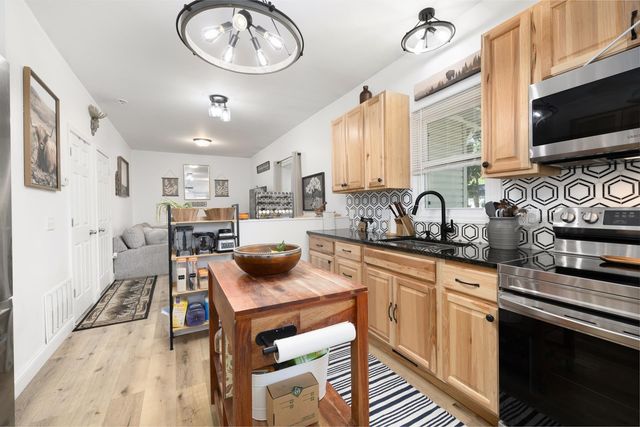 809 4th Ave NW, Minot, ND 58703