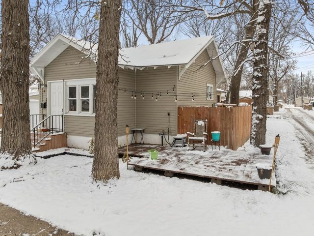 809 4th Ave NW, Minot, ND 58703