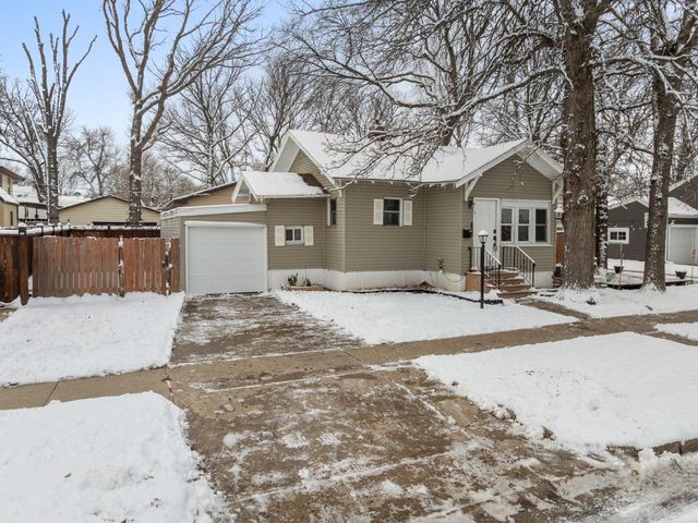 809 4th Ave NW, Minot, ND 58703