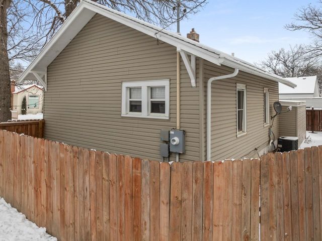 809 4th Ave NW, Minot, ND 58703