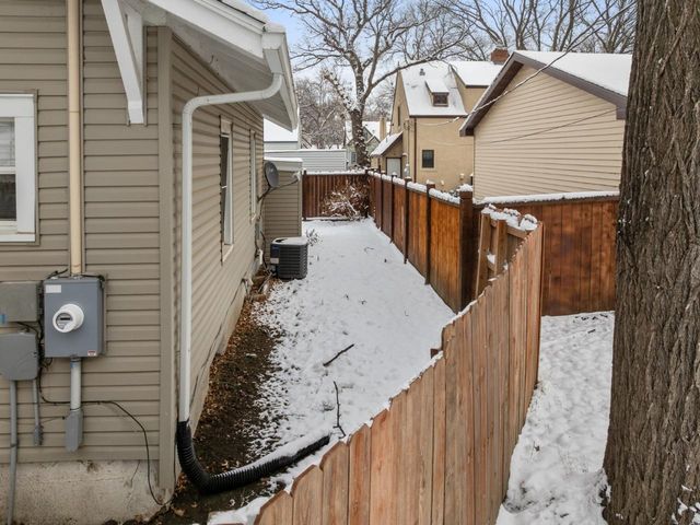 809 4th Ave NW, Minot, ND 58703