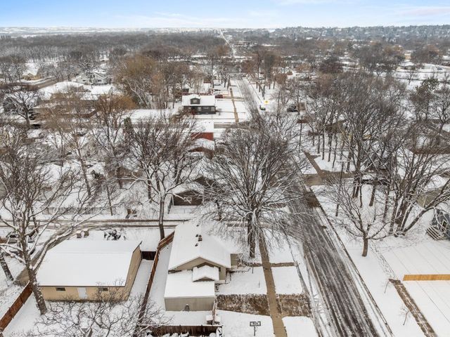 809 4th Ave NW, Minot, ND 58703