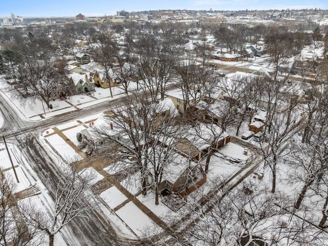 809 4th Ave NW, Minot, ND 58703