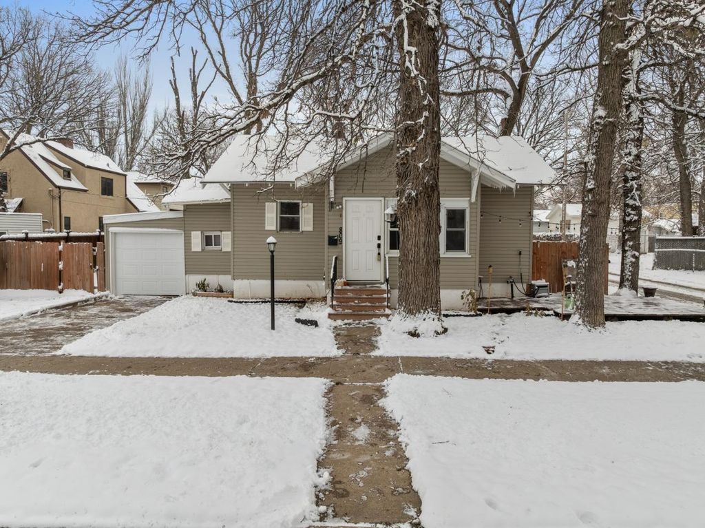 809 4th Ave NW, Minot, ND 58703