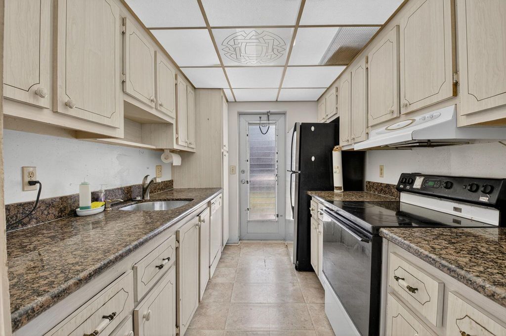 Image 7 of property listing at 3100 S Ocean Boulevard 102, Highland Beach, FL 33487