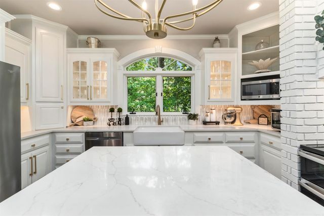 8 Darro Way, Hot Springs Village, AR 71909