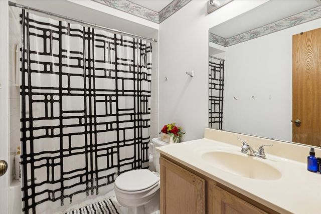 8426 W Catalpa Avenue 403, Chicago, IL 60656