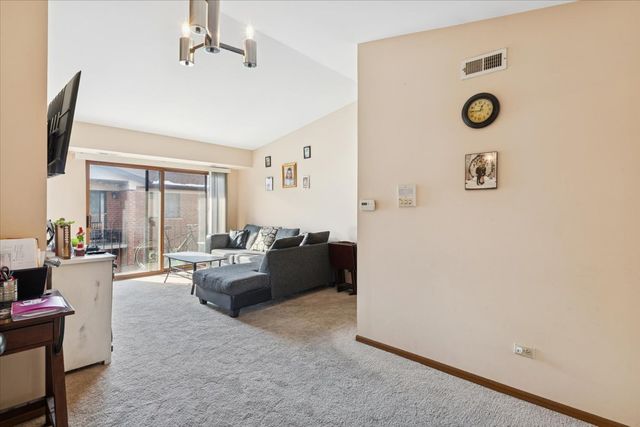 8426 W Catalpa Avenue 403, Chicago, IL 60656