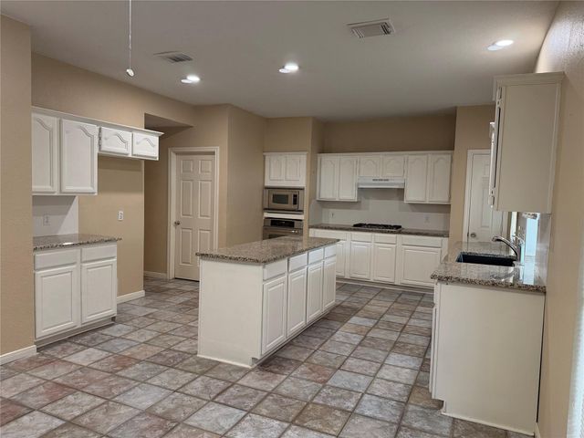 2810 White Oak Lane, Pearland, TX 77584