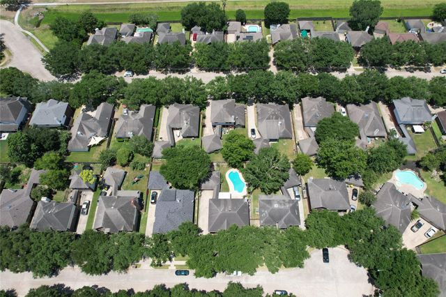 2810 White Oak Lane, Pearland, TX 77584