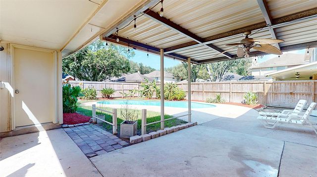 2810 White Oak Lane, Pearland, TX 77584